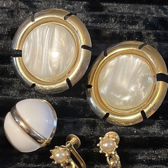 3 Pairs Vintage Sarah Coventry Clip On Earrings Opal Glass Faux Pearl Cabochon - Picture 4 of 9